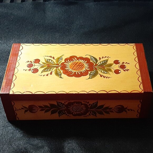 Vintage!! Hand Painted Wooden Trinket Box with Lid - Lid on with Wood Dowels. - Picture 1 of 11